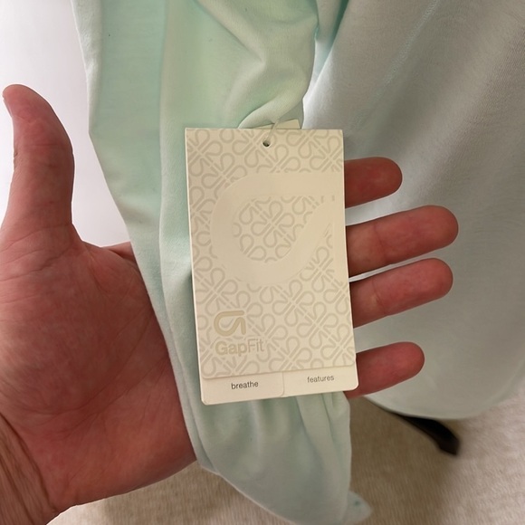 𝅺‼️NWT Gap Fit Athletic Top ‼️⭐️ - Picture 3 of 3